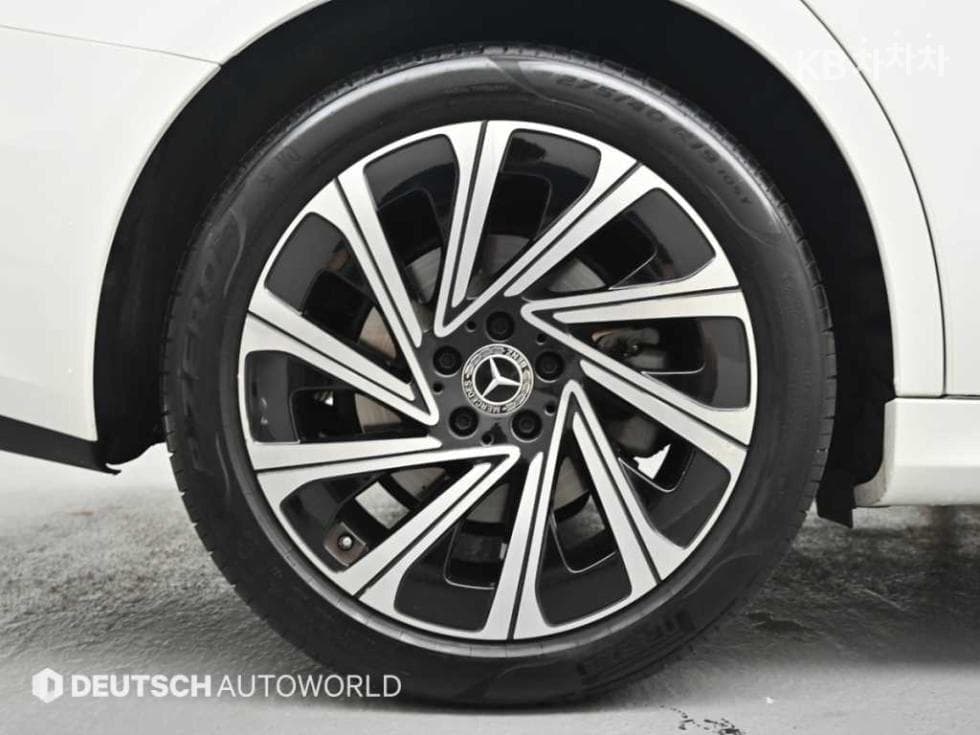 Mercedes-Benz - E-Class | E300 4MATIC Exclusive 5