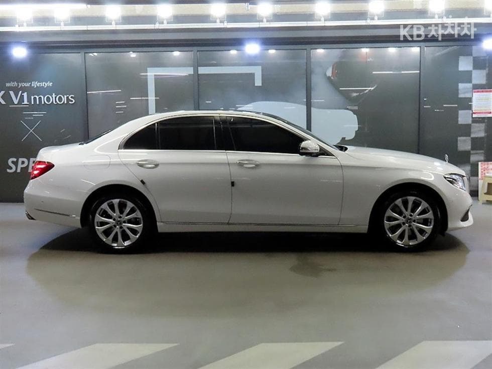 Mercedes-Benz - E-Class | E300 Exclusive 3