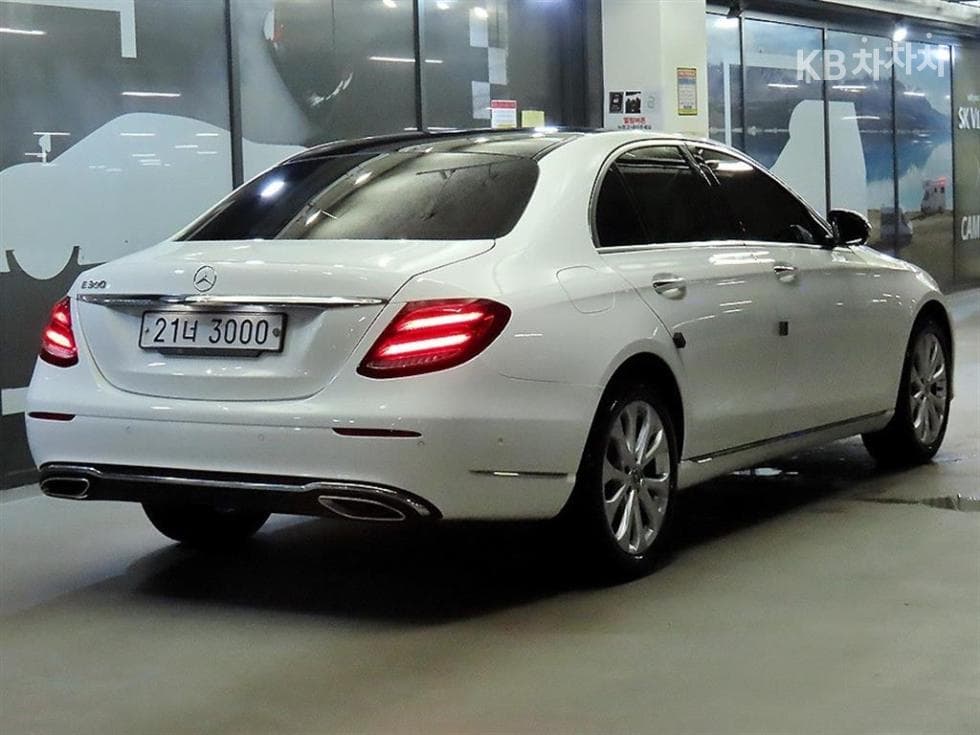 Mercedes-Benz - E-Class | E300 Exclusive 4