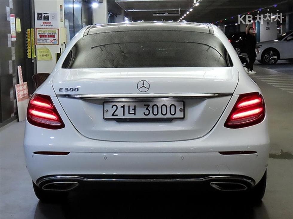 Mercedes-Benz - E-Class | E300 Exclusive 5
