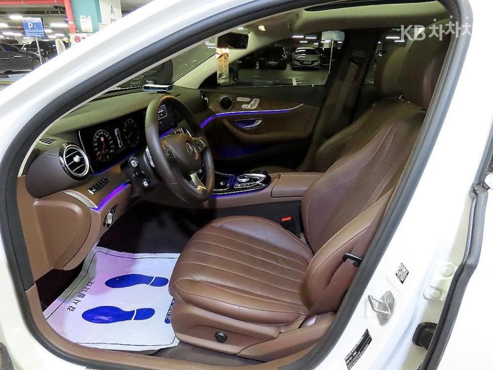 Mercedes-Benz - E-Class | E300 Exclusive 6