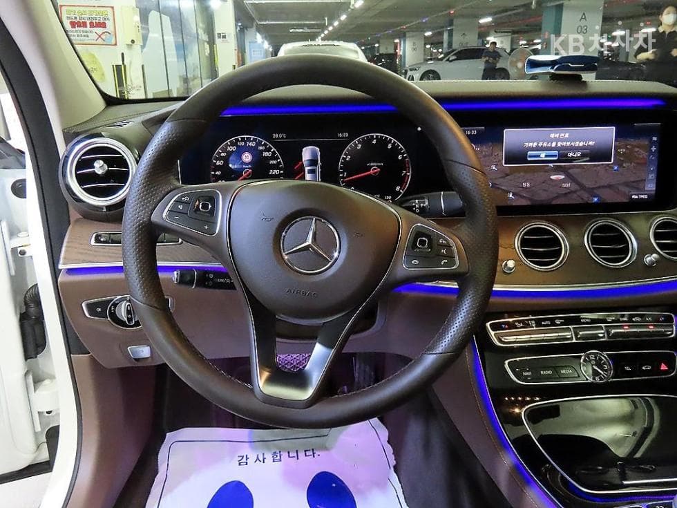 Mercedes-Benz - E-Class | E300 Exclusive 8