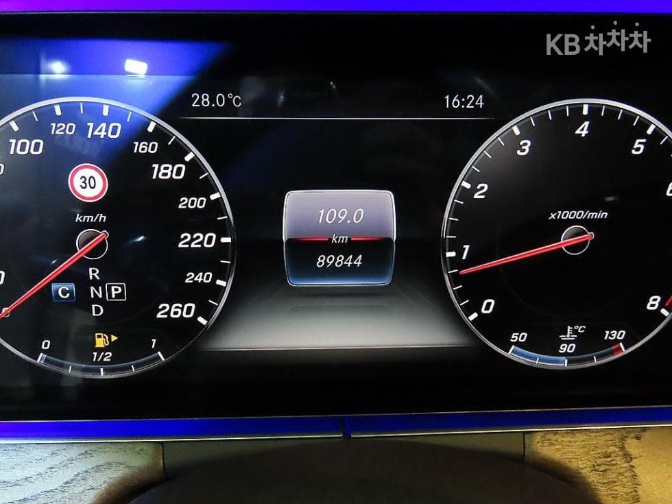 Mercedes-Benz - E-Class | E300 Exclusive 9