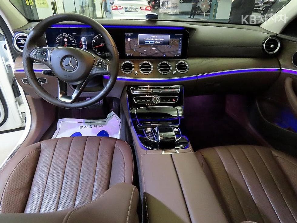 Mercedes-Benz - E-Class | E300 Exclusive 10