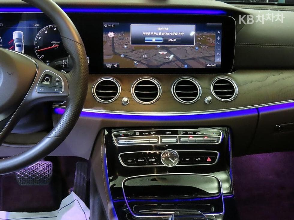 Mercedes-Benz - E-Class | E300 Exclusive 11