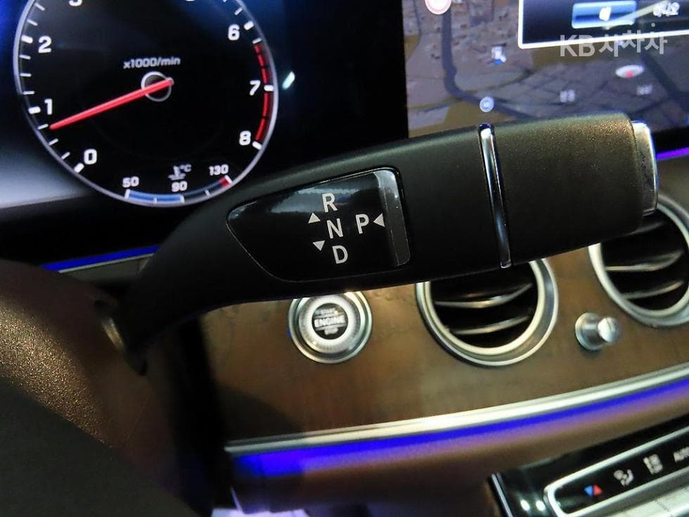 Mercedes-Benz - E-Class | E300 Exclusive 12