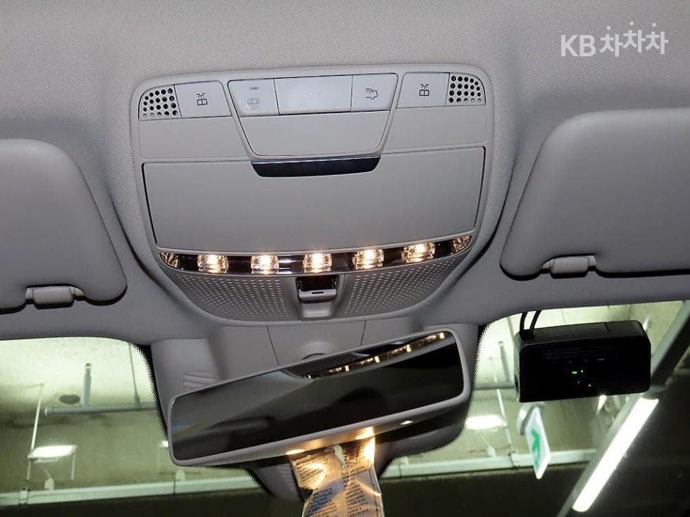 Mercedes-Benz - E-Class | E300 Exclusive 14