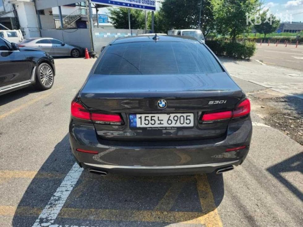 BMW - 5-Series | All New 530 Luxury 2
