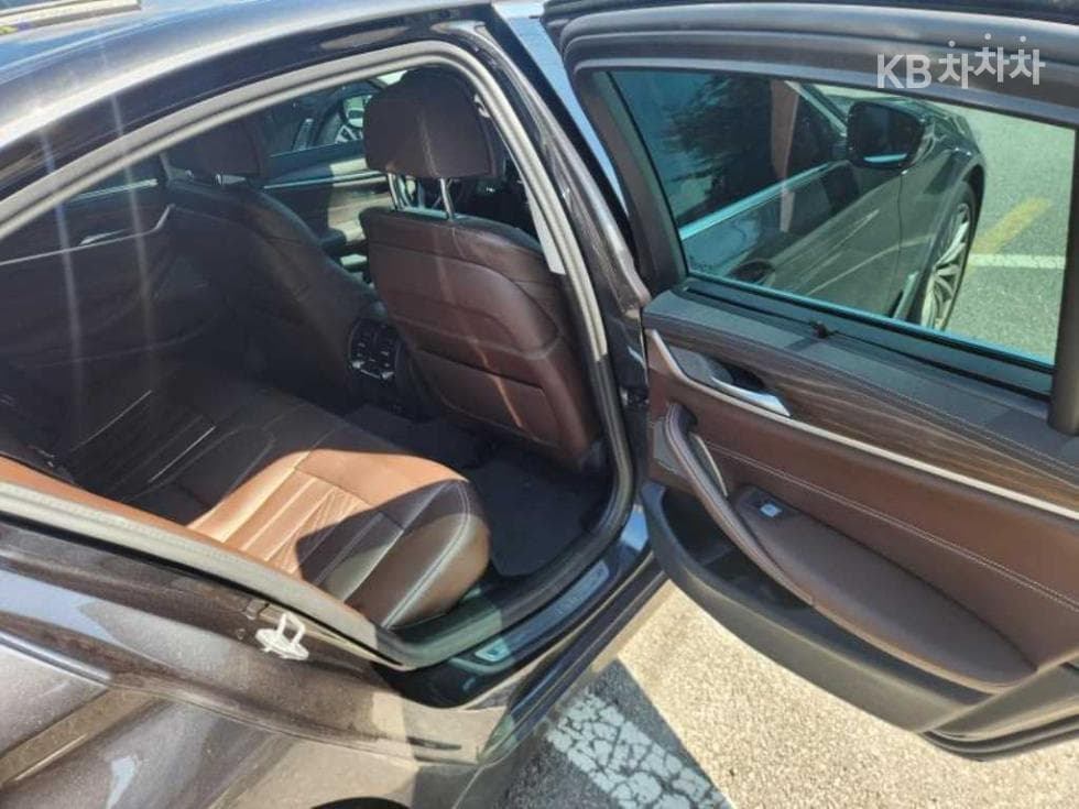 BMW - 5-Series | All New 530 Luxury 9