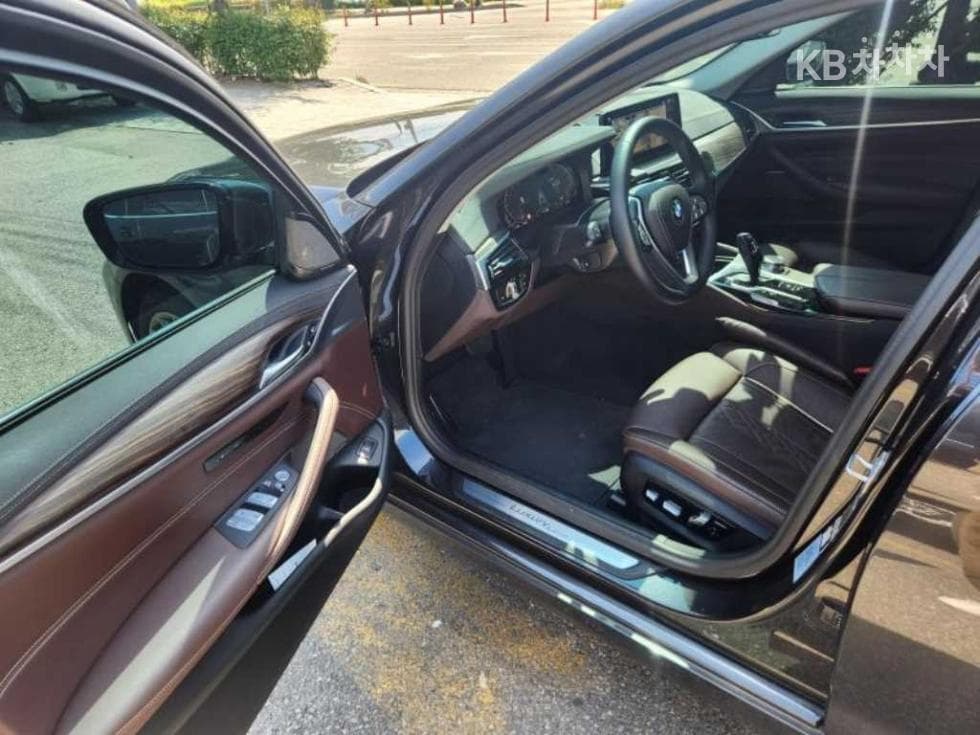 BMW - 5-Series | All New 530 Luxury 10