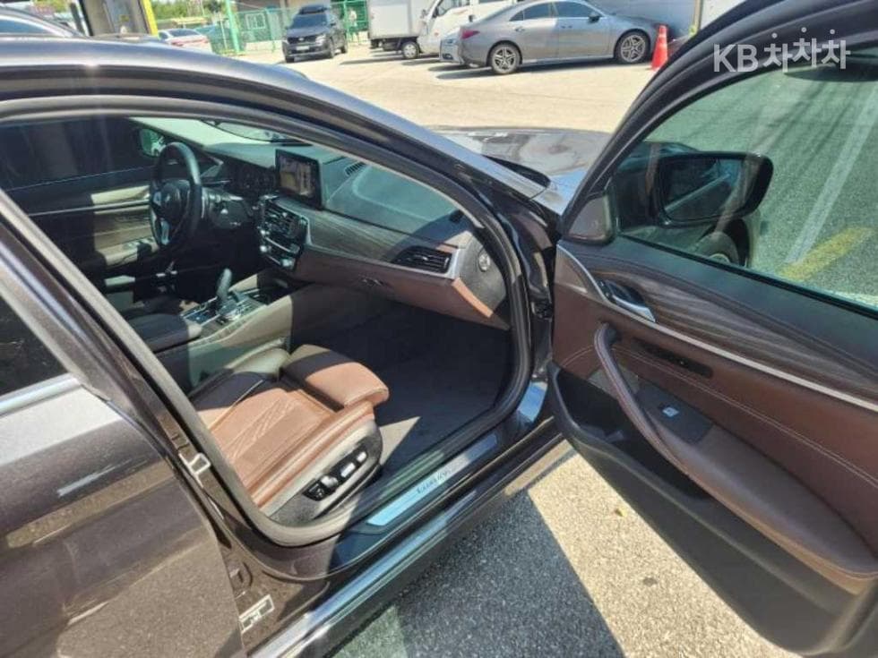 BMW - 5-Series | All New 530 Luxury 11