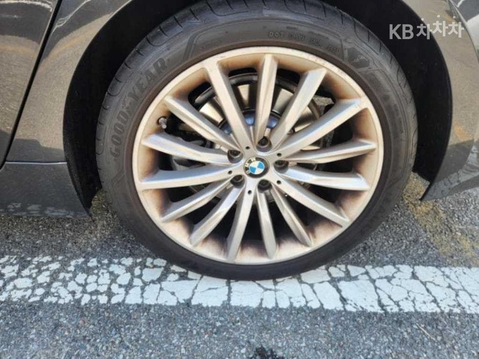 BMW - 5-Series | All New 530 Luxury 16