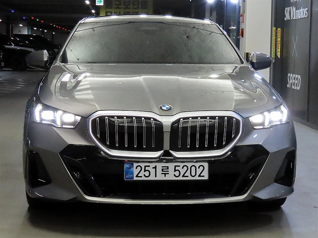 BMW - 5-Series | New 520 Base 2