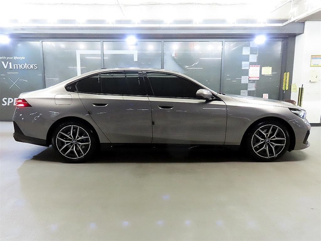BMW - 5-Series | New 520 Base 3