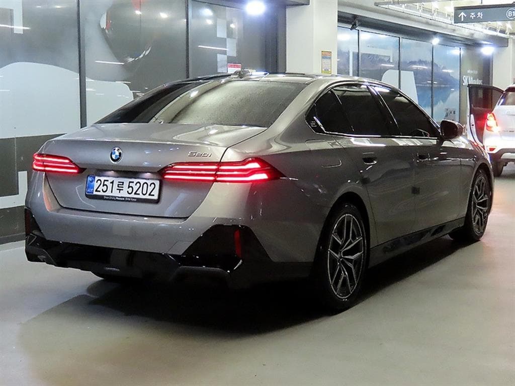BMW - 5-Series | New 520 Base 4