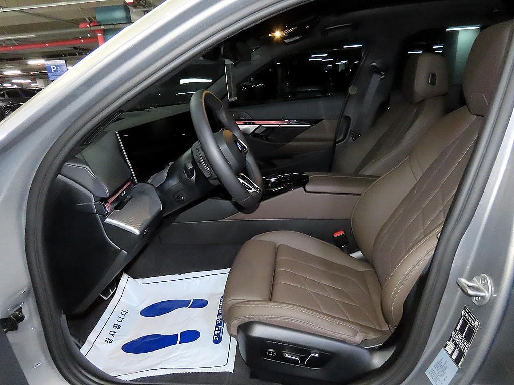 BMW - 5-Series | New 520 Base 6