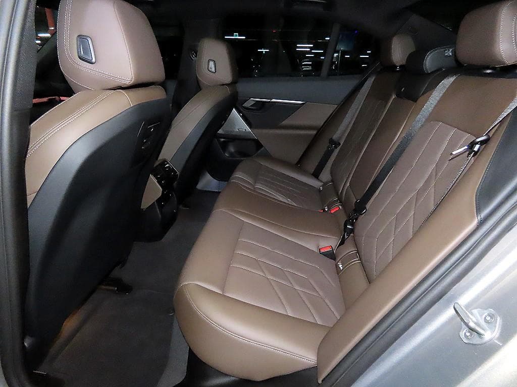 BMW - 5-Series | New 520 Base 7