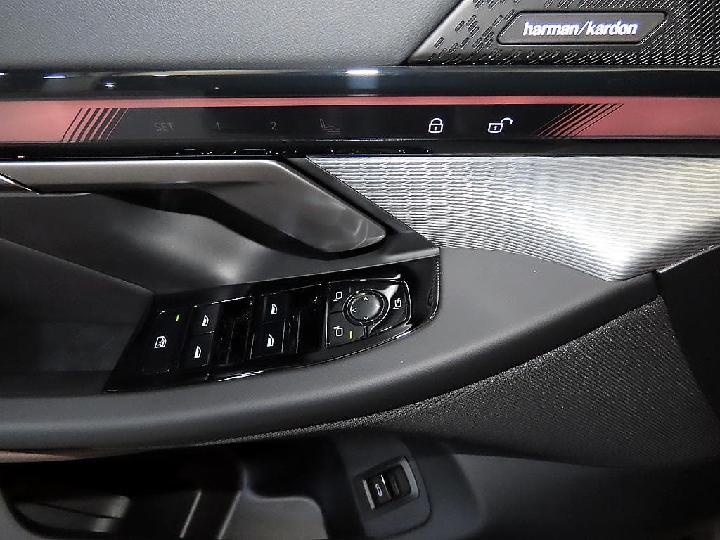 BMW - 5-Series | New 520 Base 13