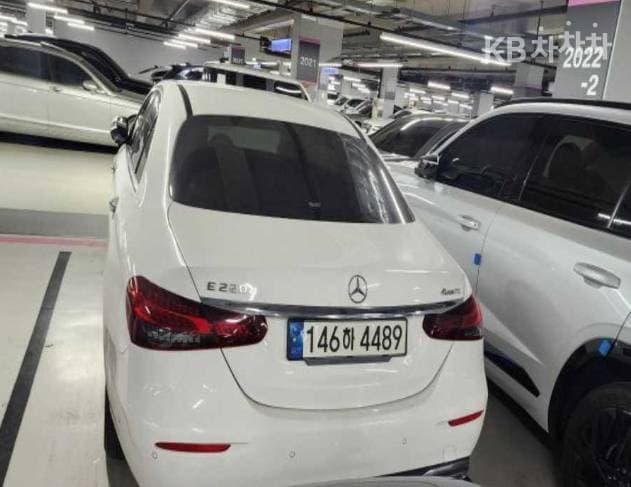 Mercedes-Benz - E-Class | E220 4MATIC Exclusive 2