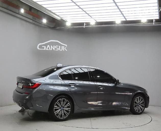 BMW - 3-Series | 320 M Sport 3
