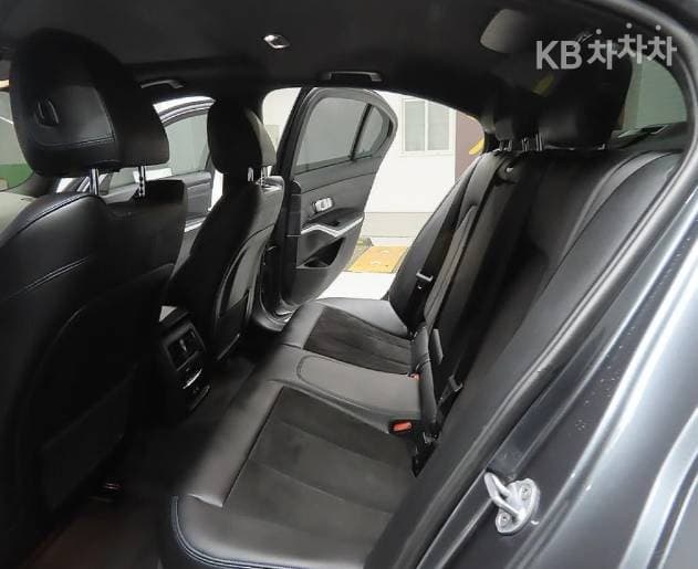BMW - 3-Series | 320 M Sport 8