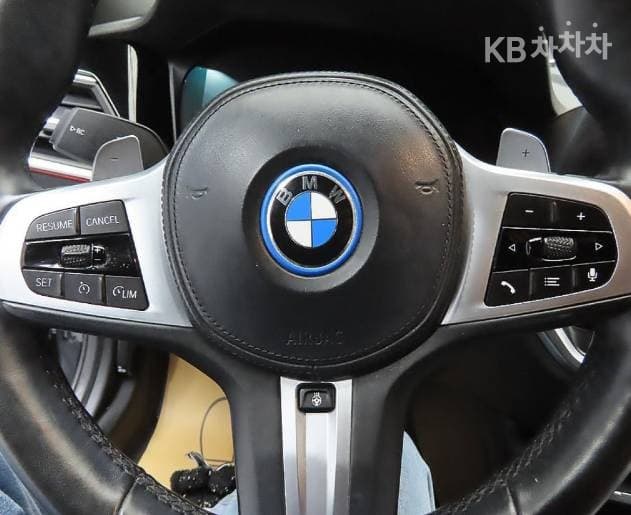 BMW - 3-Series | 320 M Sport 9