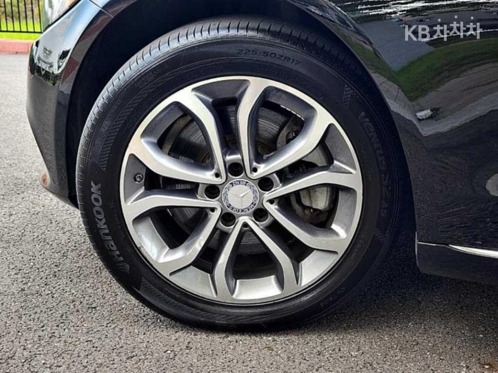 Mercedes-Benz - C-Class | The New 4Matic W205 17