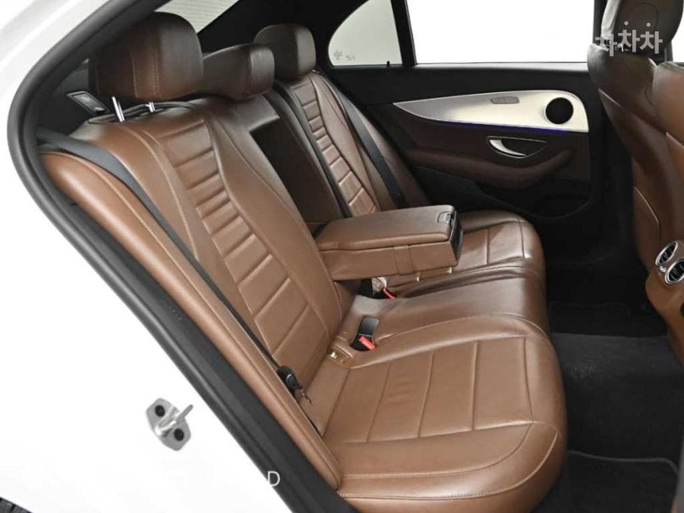 Mercedes-Benz - E-Class | E250 Avantgarde 12