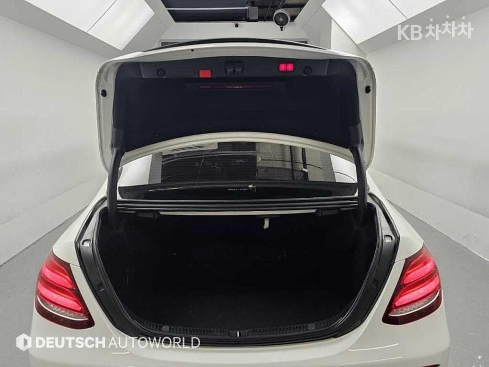 Mercedes-Benz - E-Class | E300 Avantgarde 19