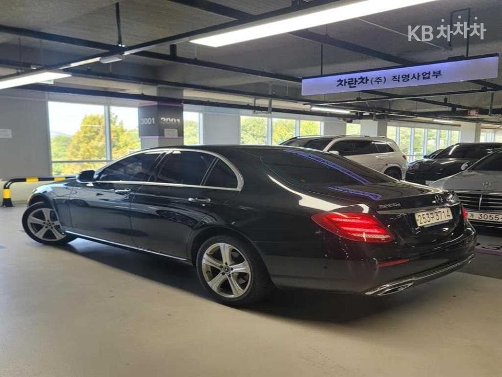 Mercedes-Benz - E-Class | E220 Avantgarde 2