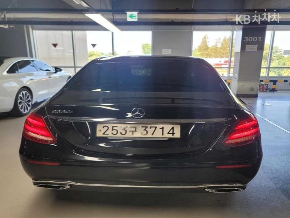 Mercedes-Benz - E-Class | E220 Avantgarde 4