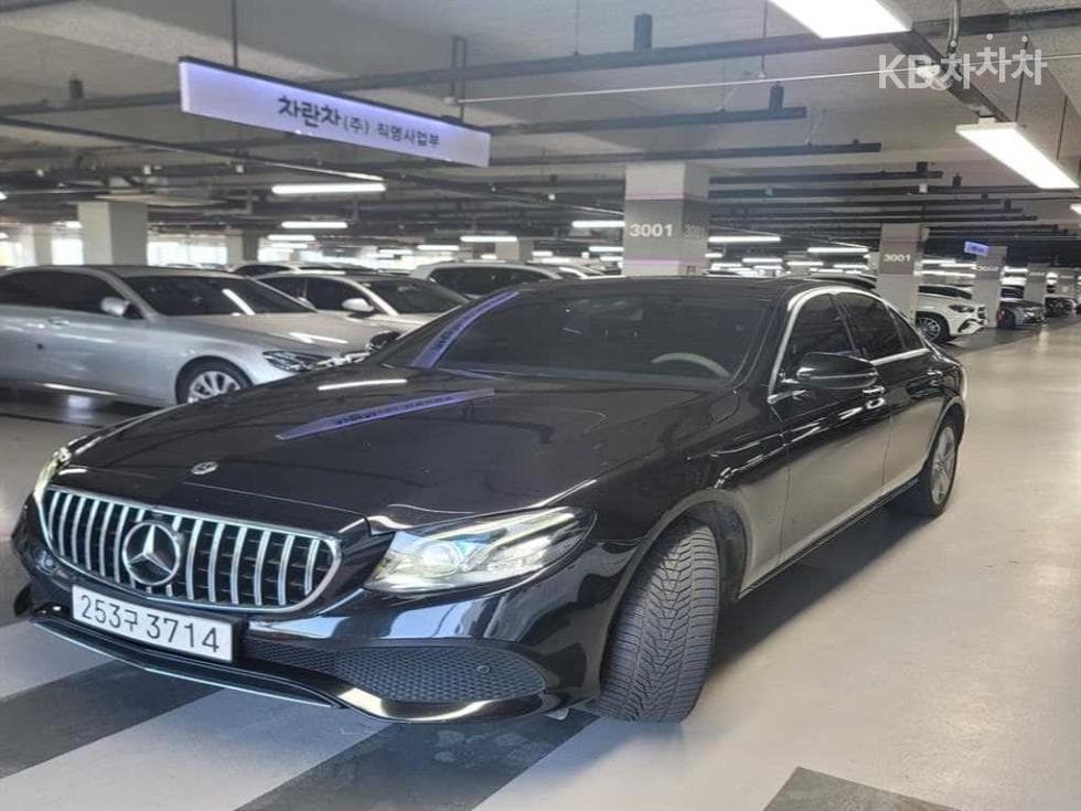 Mercedes-Benz - E-Class | E220 Avantgarde 6