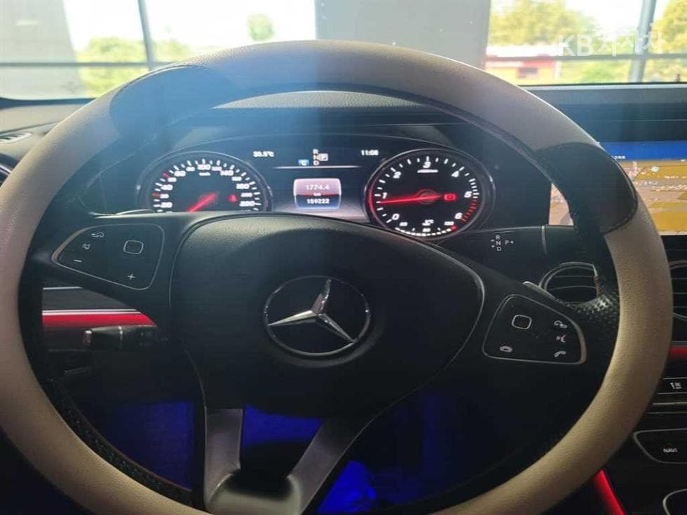 Mercedes-Benz - E-Class | E220 Avantgarde 12
