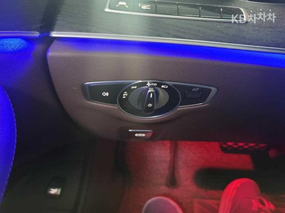 Mercedes-Benz - E-Class | E220 Avantgarde 15
