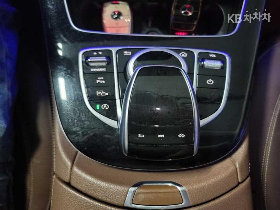 Mercedes-Benz - E-Class | E220 Avantgarde 16