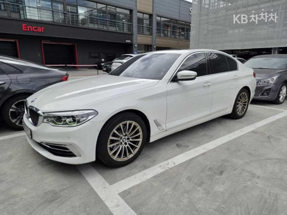 BMW - 5-Series | All New 520 Luxury 2