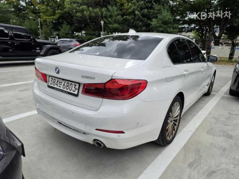 BMW - 5-Series | All New 520 Luxury 3