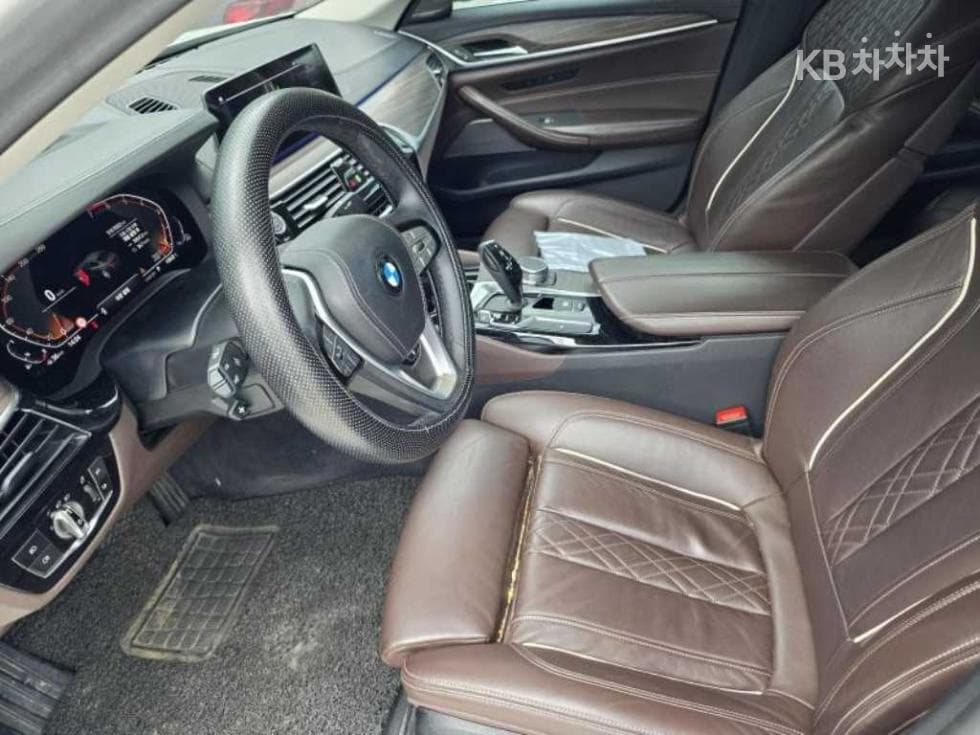 BMW - 5-Series | All New 520 Luxury 4