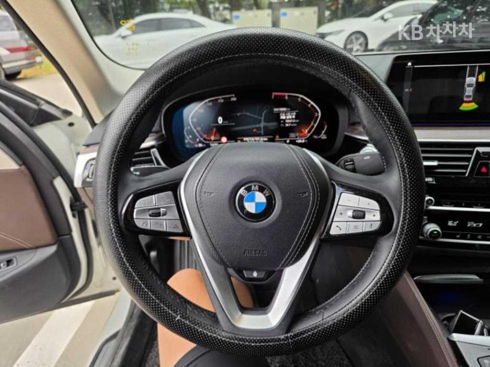 BMW - 5-Series | All New 520 Luxury 8