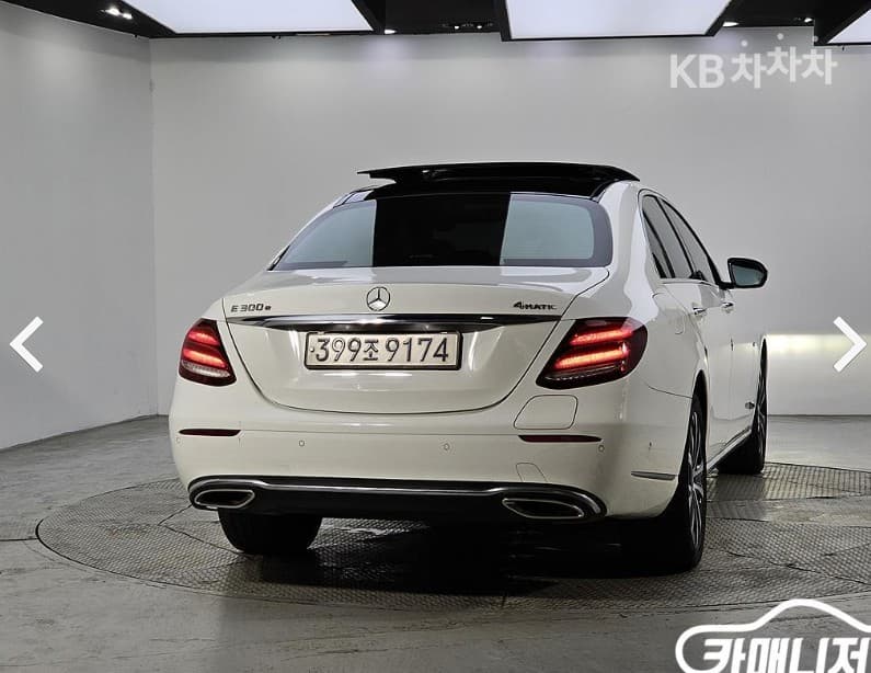 Mercedes-Benz - E-Class | E300 Exclusive 3