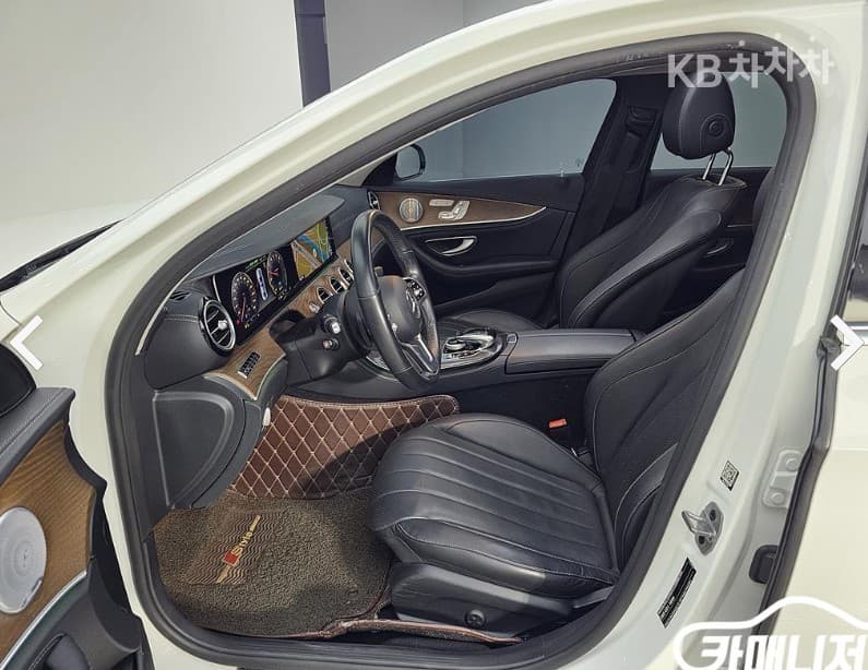 Mercedes-Benz - E-Class | E300 Exclusive 8