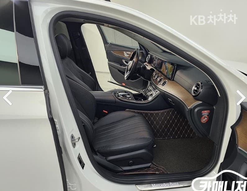Mercedes-Benz - E-Class | E300 Exclusive 11