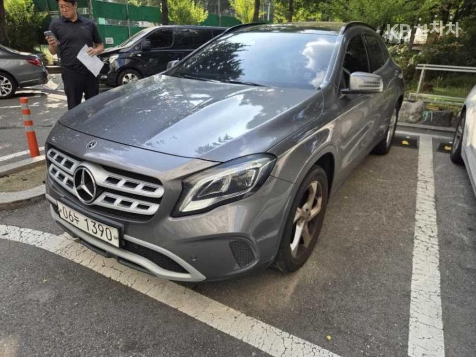 Mercedes-Benz - GLA-Class | X156 220 Base 2