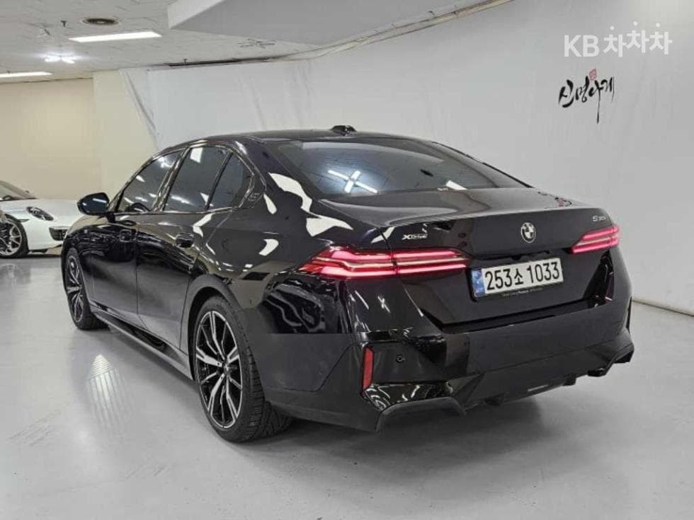 BMW - 5-Series | New 530 xDrive M Sport 4