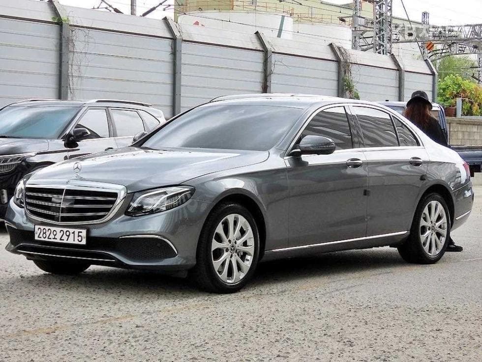 Mercedes-Benz - E-Class | E300 4Matic Exclusive 2