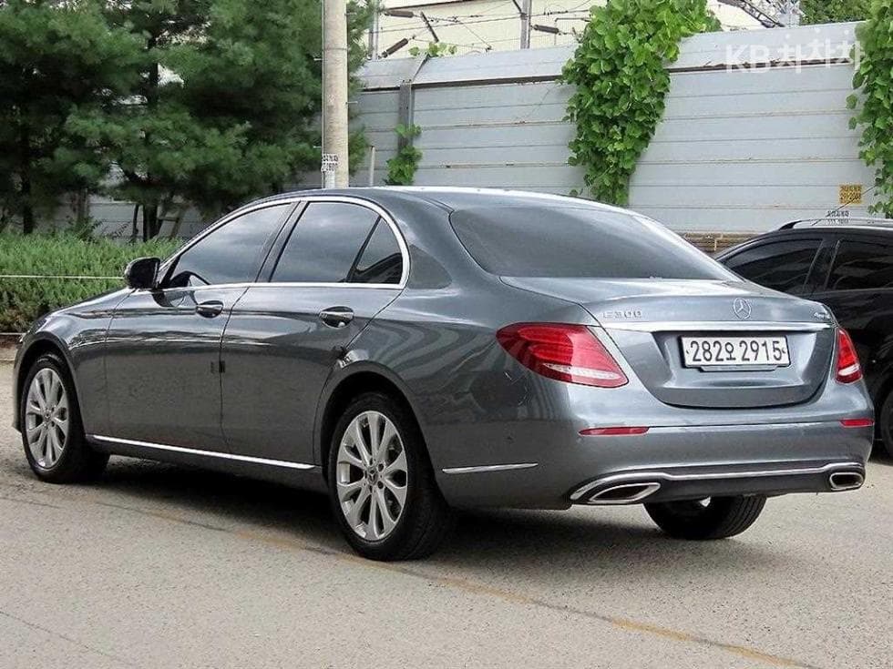 Mercedes-Benz - E-Class | E300 4Matic Exclusive 3