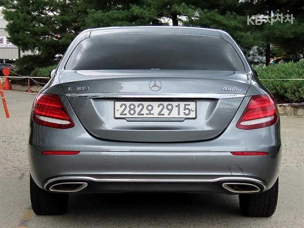 Mercedes-Benz - E-Class | E300 4Matic Exclusive 4