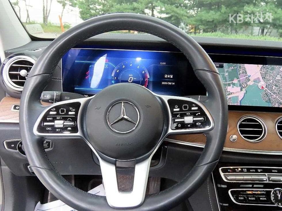 Mercedes-Benz - E-Class | E300 4Matic Exclusive 8