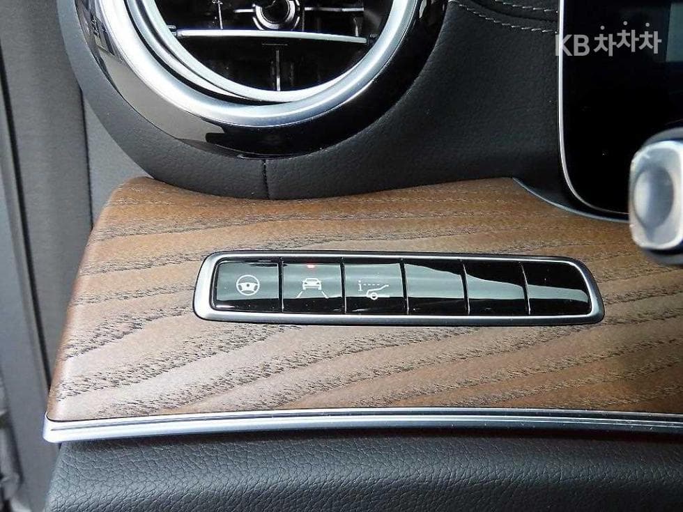 Mercedes-Benz - E-Class | E300 4Matic Exclusive 12