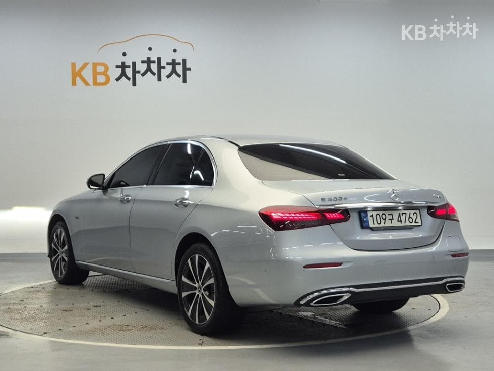 Mercedes-Benz - E-Class | E300 4MATIC Exclusive 2